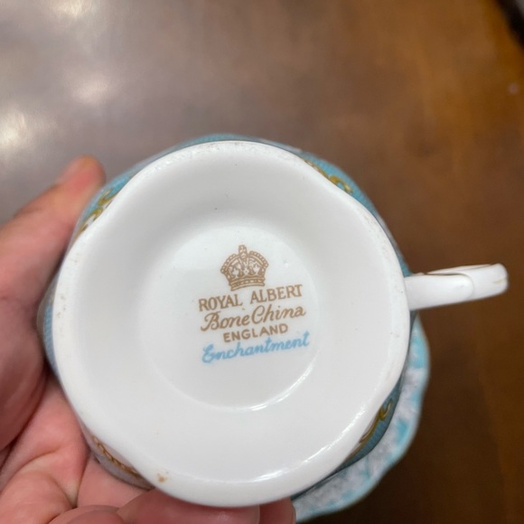 Royal albert teacup and saucer set - Picture 3 of 3